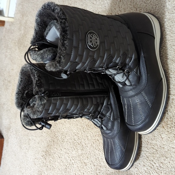 Snow boots - Picture 1 of 3